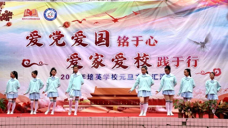 安徽一爷爷第一次见孙子又放炮又脱衣服，他为何会这样做？游戏画面